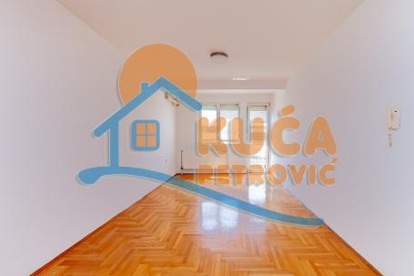 1. 5, Dušanova, Crveni Pevac