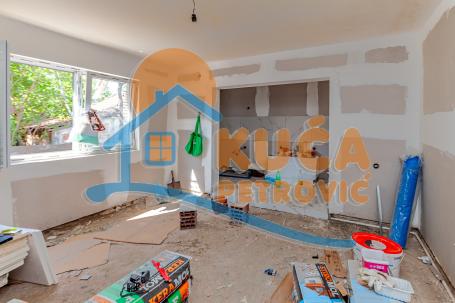 Renovirana  kuća  u  G. Komrenu, dve  etaže  po  102 m2, pomoćne  zgrade  176 m2, plac  18, 3 ara