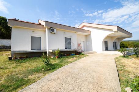 Porodična kuća 250m2 na imanju 18.000m2, Baloči – Podgorica