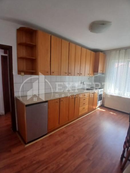 Izdaje se dvosoban stan u kući, u Cetinjskoj ulici, 68m2