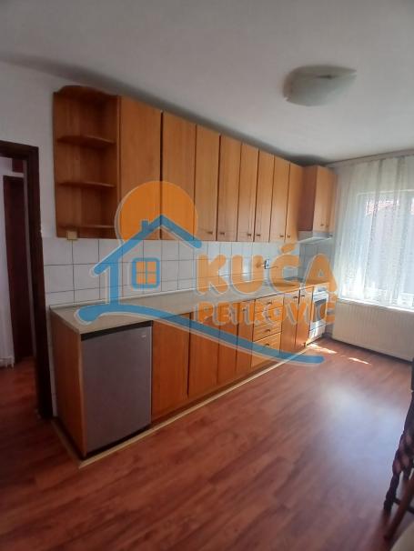 Izdaje se dvosoban stan u kući, u Cetinjskoj ulici, 68m2
