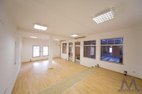  Novi Sad, Centar, pešačka zona- lokal od 52 m2 u atrijumu stambeno - poslovne zgrade. 
Mogućnost de