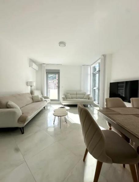 Luxuriöse Drei-Zimmer-Wohnung in Rozino, Budva, zu verkaufen