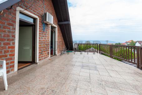 Kvalitetna  kuća  u  alpskom stilu, 267 m2  na placu od 501 m2  i  montažna  hala od 100 m2