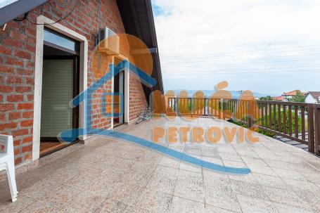 Kvalitetna  kuća  u  alpskom stilu, 267 m2  na placu od 501 m2  i  montažna  hala od 100 m2
