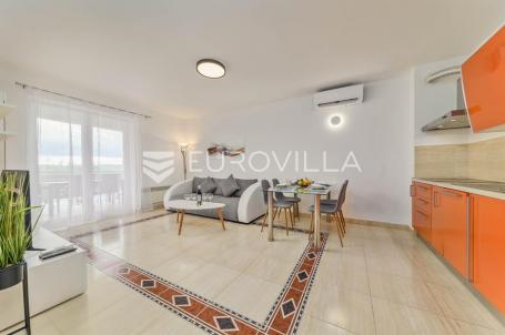 Selce, ZIMSKI NAJAM, prostrani dvosobni apartman površine 75 m² s pogledom na more