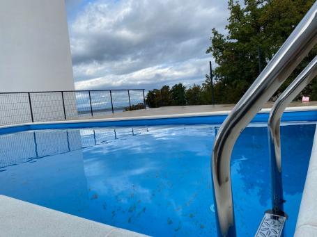 CRIKVENICA, ČETIRI APARTMANA SA BAZENOM 