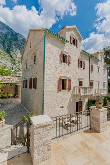 Unikatna kuća iz 17. veka na prvoj liniji , Kotor