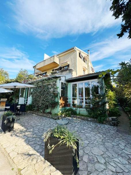 ARTATORE, KUĆA S RENOMIRANIM RESTORANOM. . . PRILIKA!!!!