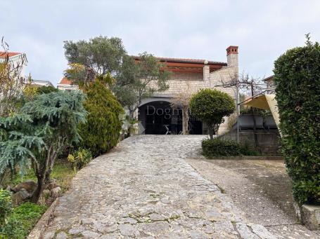 KUĆA NA IZVANREDNOJ LOKACIJI-GRAD KRK