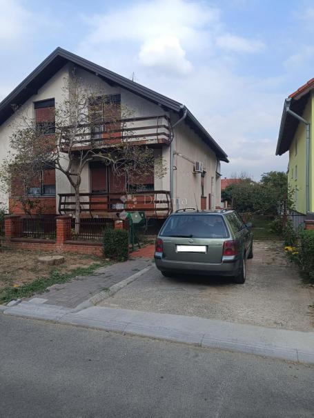 Investicijska prilika: prostrana obiteljska kuća na tri etaže u Vukovaru