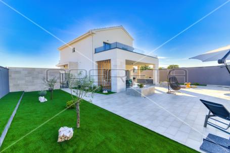 LUKSUZNA VILA S BAZENOM U NOVOM VINODOLSKOM!