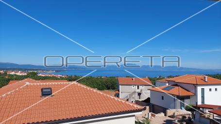 Malinska, noviji duplex 4BDR s dvije terase, 2 parkirna mjesta, pogled more, atr