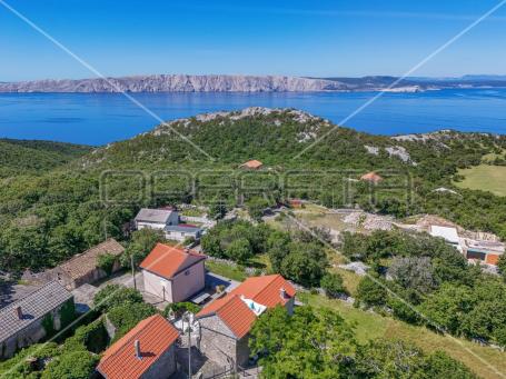 Kamena kuća s velikom terasom i pogledom na more
