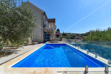 Kuća na atraktivnoj lokaciji s pogledmo na more, Splitska, otok Brač