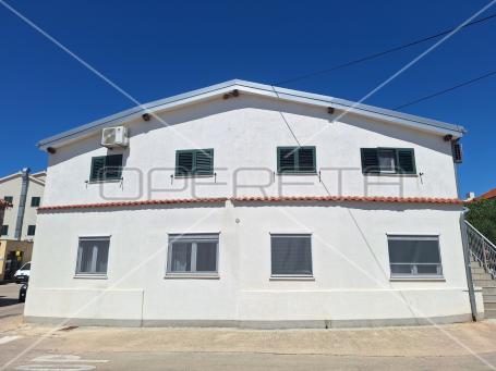 Apartmanska kuća u centru Jezera, investicija