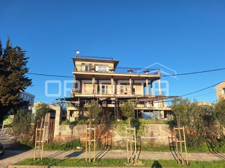 Kuća za renovaciju na izvrsnoj lokaciji