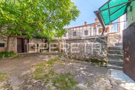 Istra, Sveti Lovreč- Kuća s dvorištem u centru