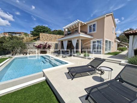 Luksuzna vila s bazenom, pogledom na more i privatnim vrtom
