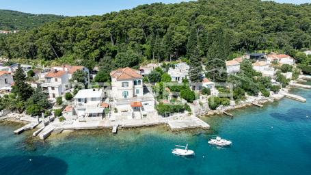 Dvije jedinice prvi red do mora, terasa i vrt, Korčula