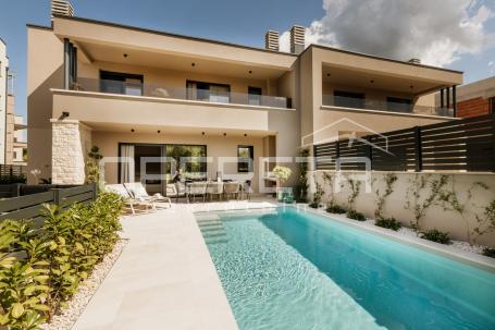 Istra, Poreč okolica - moderna dvojna kuća s bazenom – 700 m od mora
