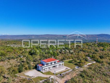 Luksuzna vila s zadivljujućim pogledom na more uronjena u prirodu. 