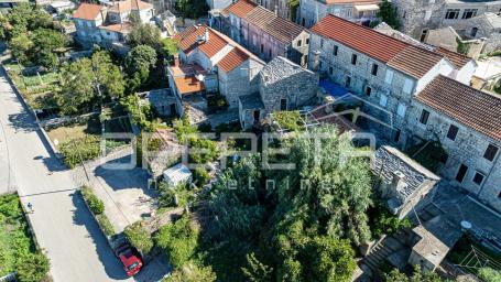 Šarmantne kamene kuće za obnovu u srcu Žrnova, Korčula