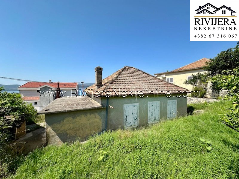 Na prodaju jednospratna kuca sa pogledom na more Tivat
