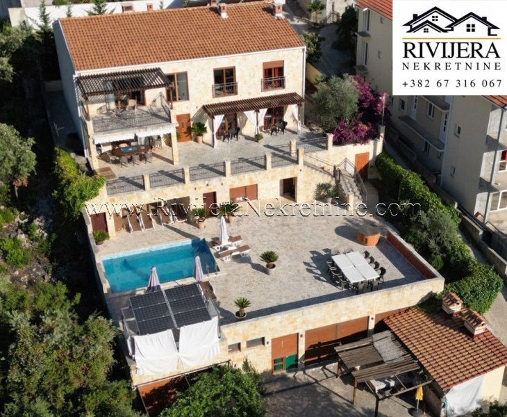 Vila na samoj obali mora Lustica Kotor