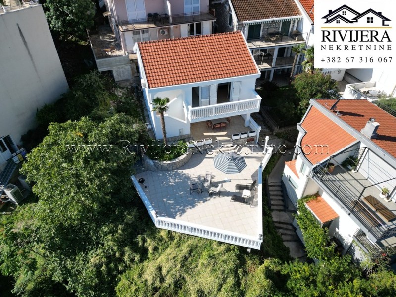 Kuca na samoj obali mora Herceg Novi Njivice