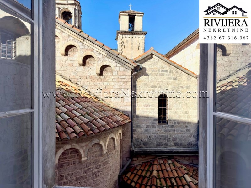 Prodaje se trosoban stan Stari Grad Kotor