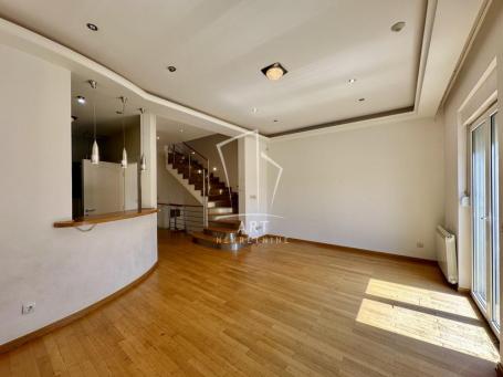 Beli dvor, lux, mereno 215 m2, dvorište, garaža ID#10760