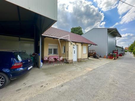 Stari Banovci, uknjiženo, plac 9 ari, hladnjača ID#11062