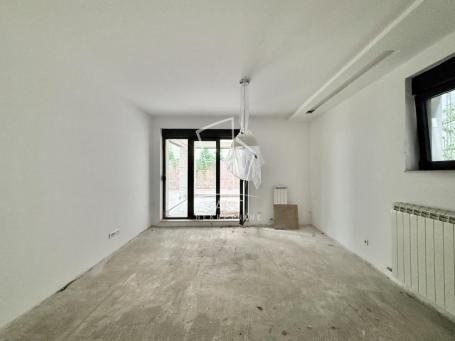 Autokomanda, dvorište 140m2 +garažno mesto ID#11521