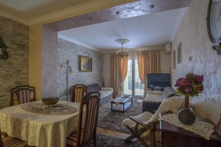 Prodaja renoviranog dvosobnog stana 61m² + terasa i dvorište – Babin do, Budva