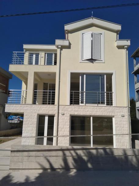 Prodaja dvosobnog stana 74m² sa pogledom na more – Herceg Novi, Djenovici