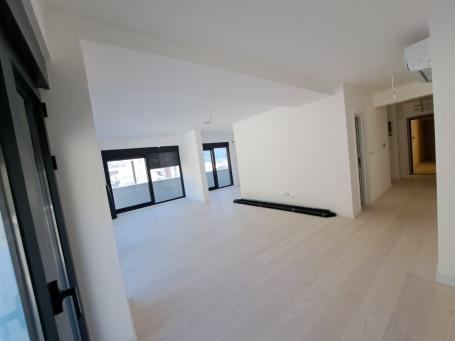Na prodaju je nov, luksuzni trosoban penthouse površine 146 m², sa dodatnih 120 m² krovne terase i d