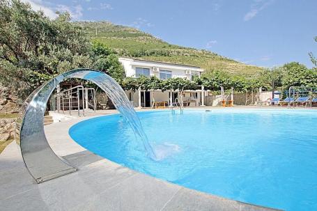 Prodaja luksuzne vile 170 m² sa privatnim bazenom i prelepim dvorištem – Reževići, Budva