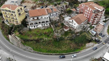 Plac i kuća na odličnoj lokaciji u Budvi . 
