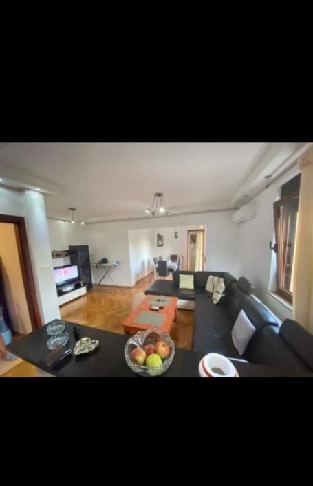 Prodaja trosobnog nameštenog stana 79m² u Budvi