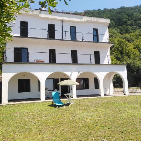 Kuca za renoviranje sa prelepim pogledom na more, Petrovac, Budva. 