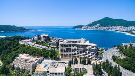 Poslovni prostor 626m2 na samo 150 metara od mora u luksuznom apart-hotelu Harmonia u Budvi. 