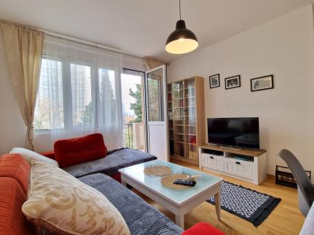 Na prodaju dvosoban moderno opremljen stan od 58m² sa privatnim dvorištem od 50m², na ekskluzivnoj l
