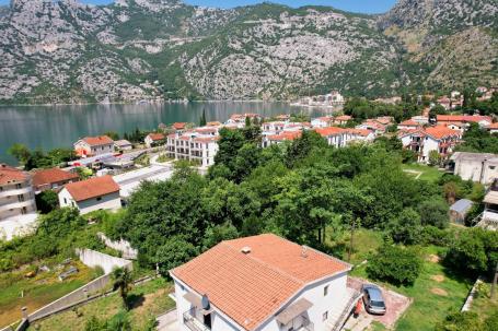 Kuca apartmanskog tipa povrsine 200m2 na ekskluzivnoj lokaciji u Risnu. 