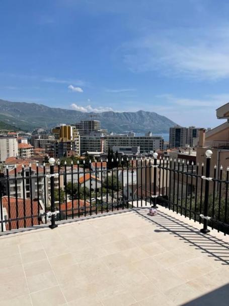Prostrana Kuća 828m2 sa Pogledom na More- Budva, Babin Do
