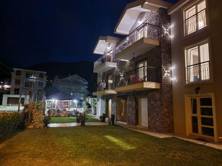 Tivat, Gradiosnica - Prodaja Moderne Kuće s 8 Stanova