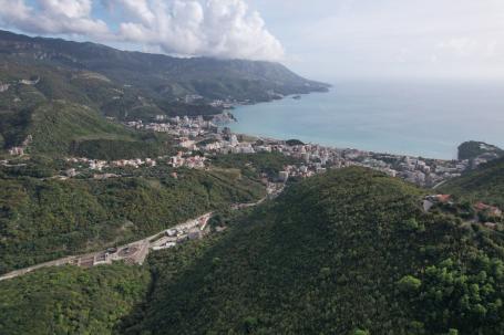 Prodaja zemljišta 8.000 m² – Stanišići, između Budve i Cetinja (asfaltni prilaz, mogućnost kupovine 