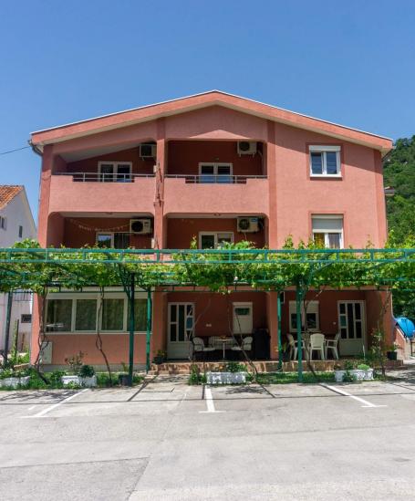 Trospratna kuca apartmanskog tipa, Lastva Grbaljska-Budva
