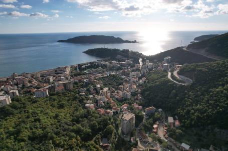 Prodaja neurbanizovanog zemljista 7.248 m² sa pogledom na more – Bečići