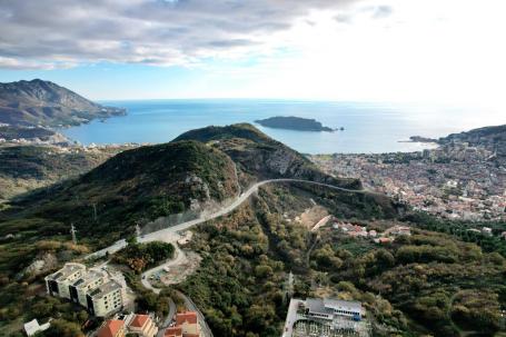 Gradjevinski plac 2104m2 sa idejnim resenjem u Markovićima
